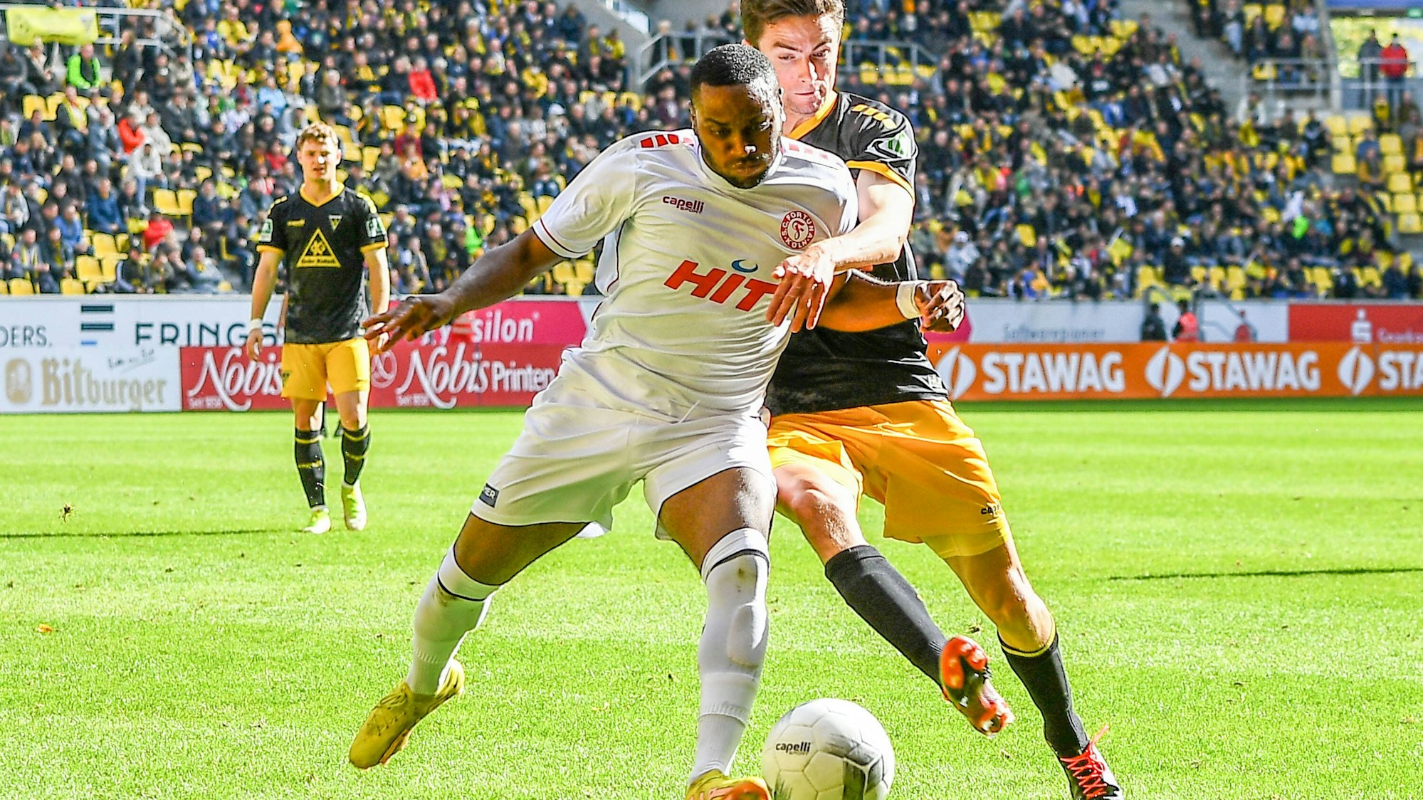 v.li.: Arnold Budimbu Fortuna Köln, 17, Marcel Damaschek Alemannia Aachen, 30, Zweikampf, Duell, duel, tackle, tackling, Dynamik, Action, Aktion, 01.10.2022, Aachen Deutschland, Fussball, Regionalliga West, Alemannia Aachen - Fortuna Köln *** v li Arnold Budimbu Fortuna Köln, 17 , Marcel Damaschek Alemannia Aachen, 30 , duel, duel, tackle, tackling, dynamic, action, action, 01 10 2022, Aachen Germany , football, Regionalliga West, Alemannia Aachen Fortuna Köln xmhx