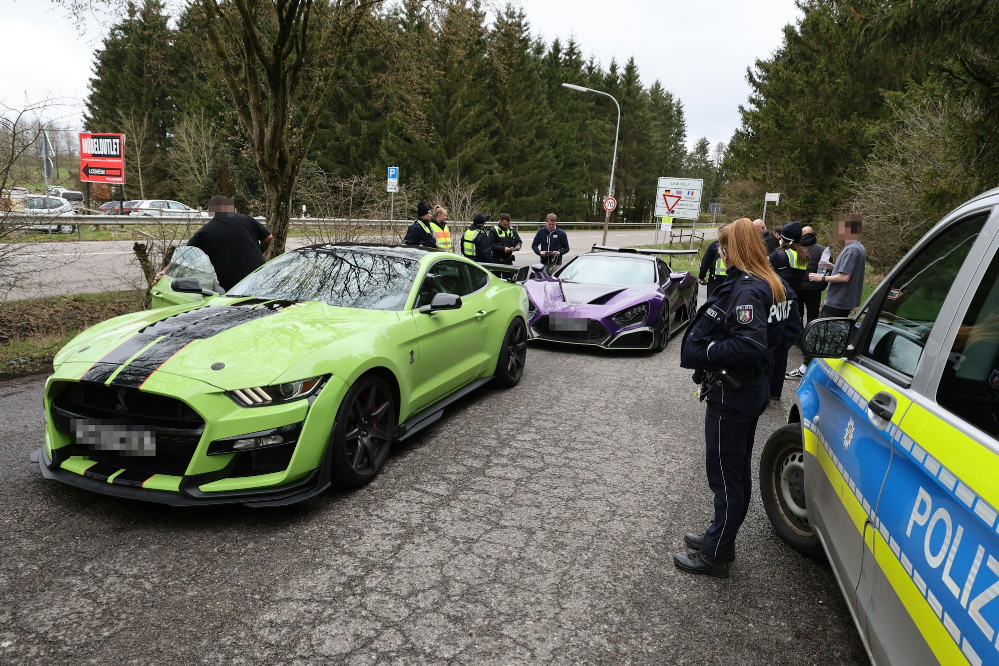 Polizisten kontrollierten in Hellenthal-Losheim Autos, die am „Carfriday“ in Richtung Nürburgring unterwegs waren.