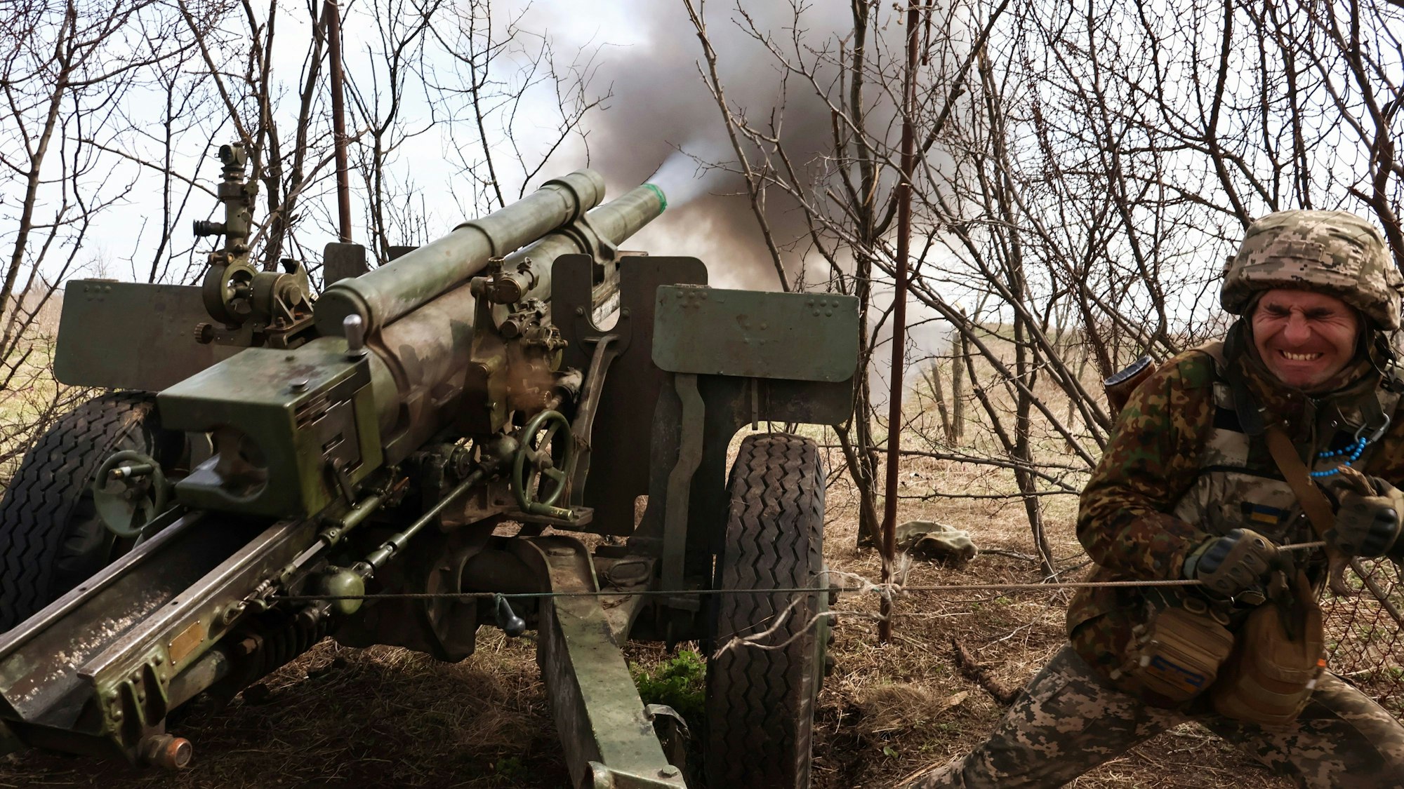 Ein ukrainischer Soldat feuert mit einer Haubitze auf russische Stellungen an der Frontlinie bei Kreminna. In sozialen Netzwerken sind geheime Dokumente zur geplanten Frühjahrsoffensive der Ukraine aufgetaucht. (Archivbild)