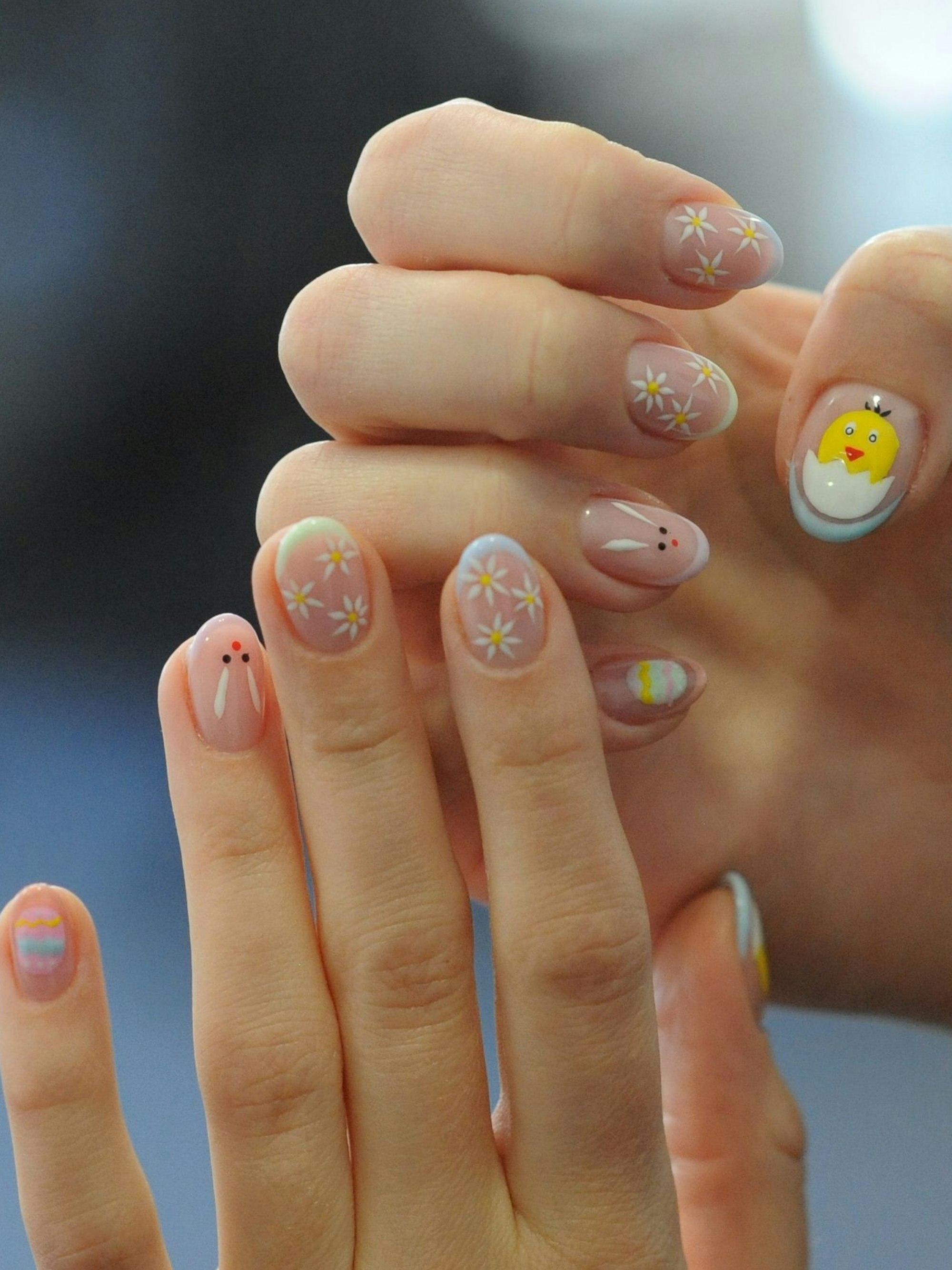 Das Bild zeigt zwei Hände mit lackierten Fingernägeln.