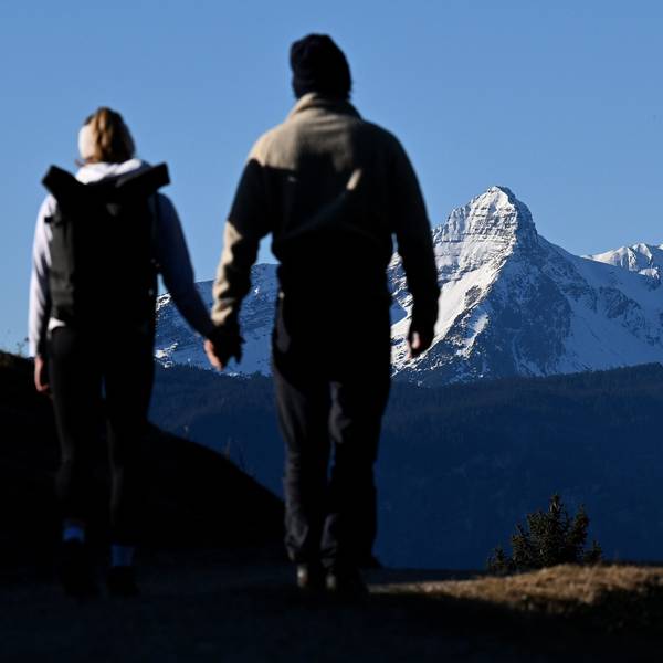 Verschneit zeigt sich der Gipfel des Daniel vor zwei Wanderern. In den deutschen Alpen sind zur Jahreswende weniger Touristen angekommen als vor der Corona-Pandemie. 878 000 Übernachtungsgäste in den Monaten Dezember 2022 und Januar 2023 bedeuteten ein Minus von knapp 13 Prozent gegenüber dem gleichen Zeitraum 2019/2020, wie das Statistische Bundesamt am Dienstag berichtete (zu dpa «Tourismus in den Alpen: Immer noch weniger Gäste als vor Corona»)