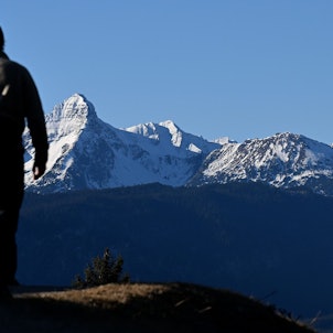 Verschneit zeigt sich der Gipfel des Daniel vor zwei Wanderern. In den deutschen Alpen sind zur Jahreswende weniger Touristen angekommen als vor der Corona-Pandemie. 878 000 Übernachtungsgäste in den Monaten Dezember 2022 und Januar 2023 bedeuteten ein Minus von knapp 13 Prozent gegenüber dem gleichen Zeitraum 2019/2020, wie das Statistische Bundesamt am Dienstag berichtete (zu dpa «Tourismus in den Alpen: Immer noch weniger Gäste als vor Corona»)