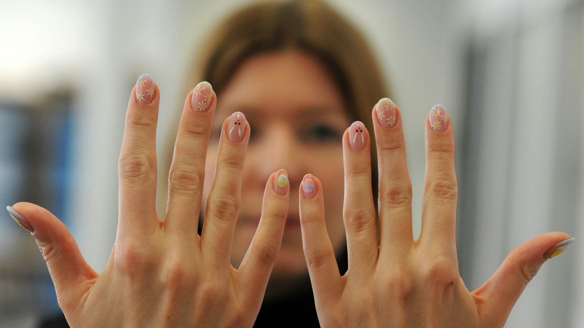 Das Bild zeigt Eva Zumbé, Mitarbeiterin der Redaktion. Sie zeigt die Ostermotive auf ihren Fingernägeln.