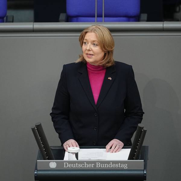 Berlin: Bärbel Bas (SPD), Bundestagspräsidentin, spricht im Bundestag vor der Rede des britischen Königs. Noch vor seiner Krönung im Mai 2023 besuchten der britische König und die Königsgemahlin für drei Tage Deutschland.