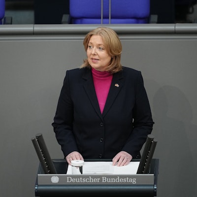 Berlin: Bärbel Bas (SPD), Bundestagspräsidentin, spricht im Bundestag vor der Rede des britischen Königs. Noch vor seiner Krönung im Mai 2023 besuchten der britische König und die Königsgemahlin für drei Tage Deutschland.