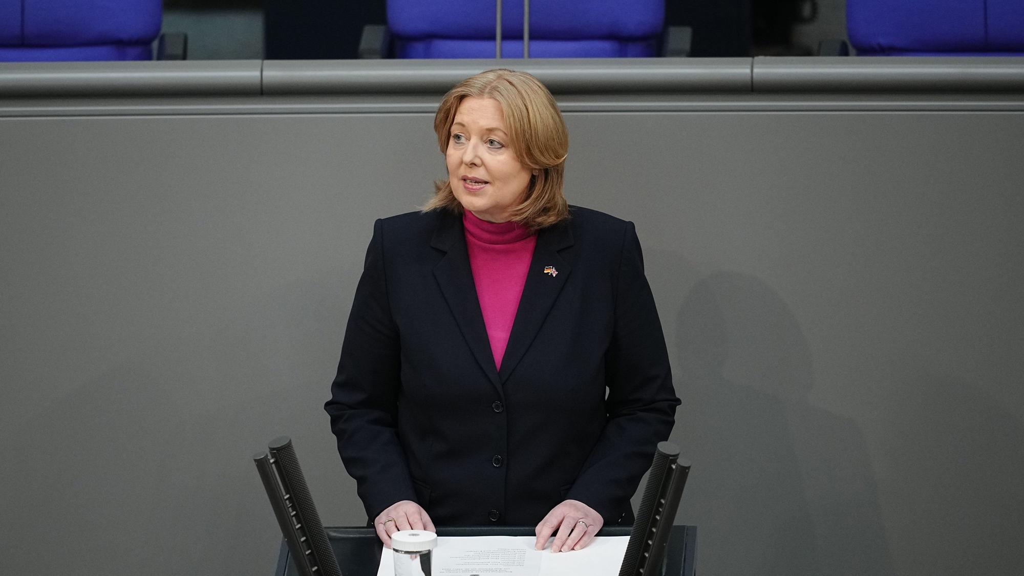 Berlin: Bärbel Bas (SPD), Bundestagspräsidentin, spricht im Bundestag vor der Rede des britischen Königs. Noch vor seiner Krönung im Mai 2023 besuchten der britische König und die Königsgemahlin für drei Tage Deutschland.