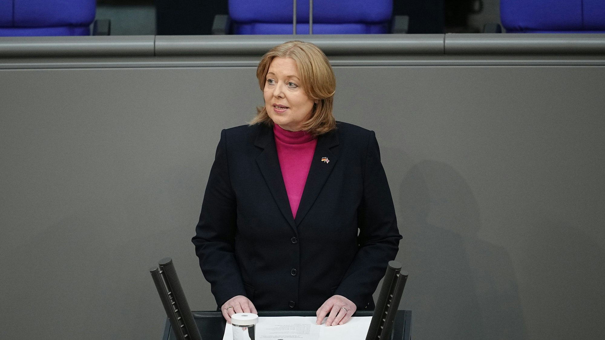 Berlin: Bärbel Bas (SPD), Bundestagspräsidentin, spricht im Bundestag vor der Rede des britischen Königs. Noch vor seiner Krönung im Mai 2023 besuchten der britische König und die Königsgemahlin für drei Tage Deutschland.