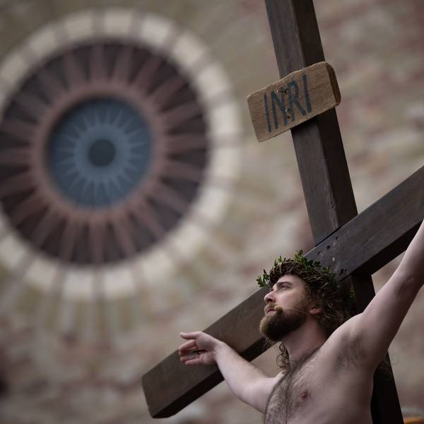 Kreuzigungsszene mit Jesus-Darsteller Julian Lux bei der Karfreitagsprozession in Bensheim.