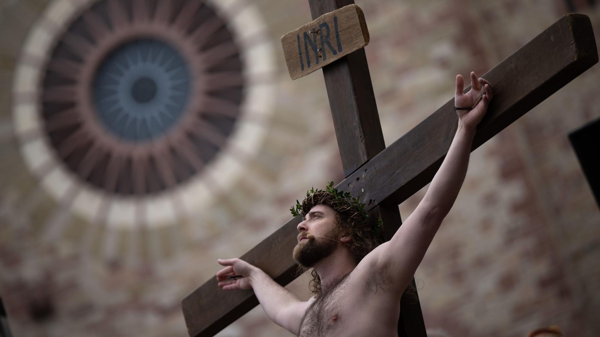 Kreuzigungsszene mit Jesus-Darsteller Julian Lux bei der Karfreitagsprozession in Bensheim.