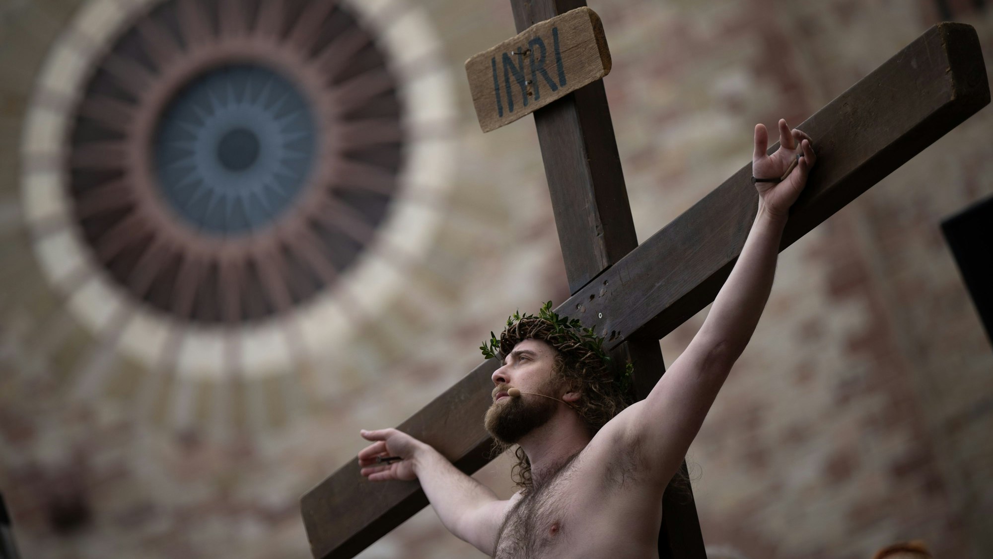 Kreuzigungsszene mit Jesus-Darsteller Julian Lux bei der Karfreitagsprozession in Bensheim.