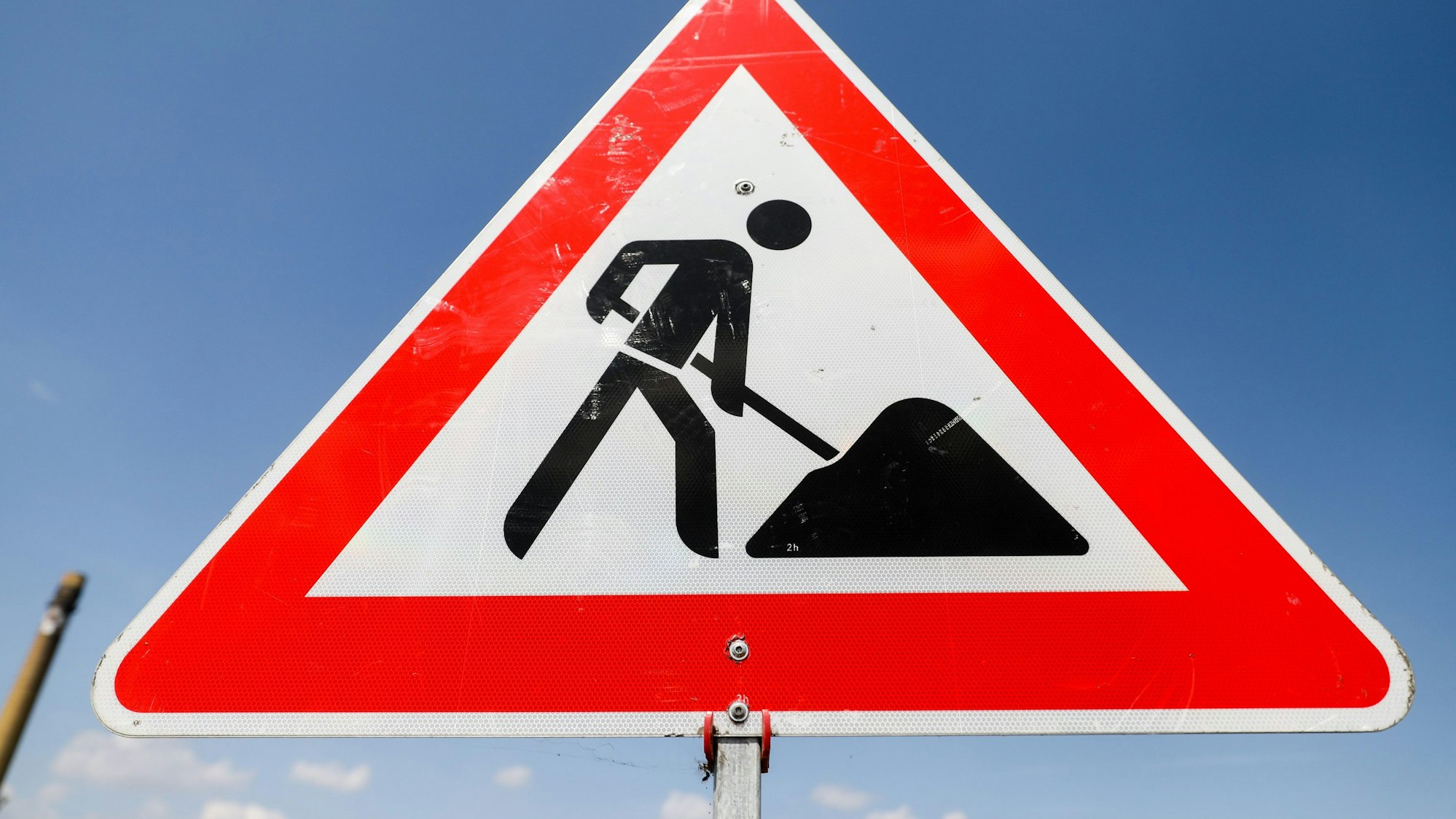 Ein Schild weist auf eine Baustelle hin.