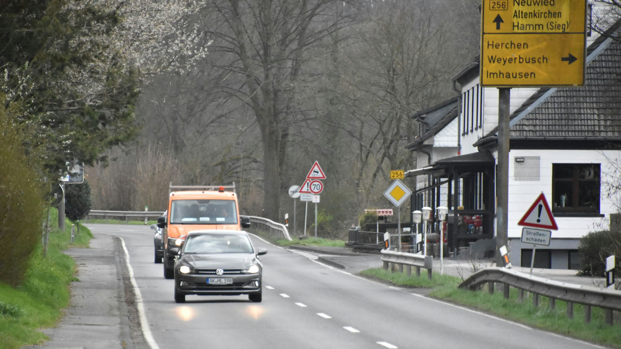 Autos fahren auf einer Landstraße.