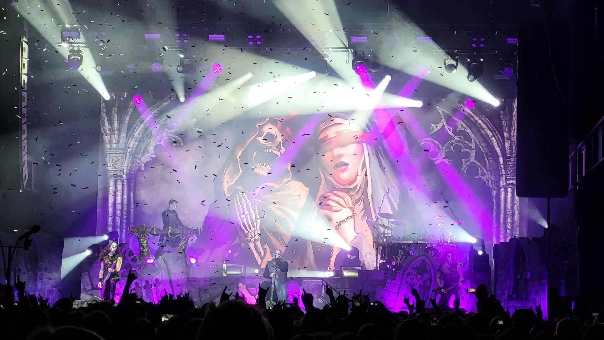 Spiel mit christlicher Symbolik: Die deutsche Metalband Powerwolf im Palladium.