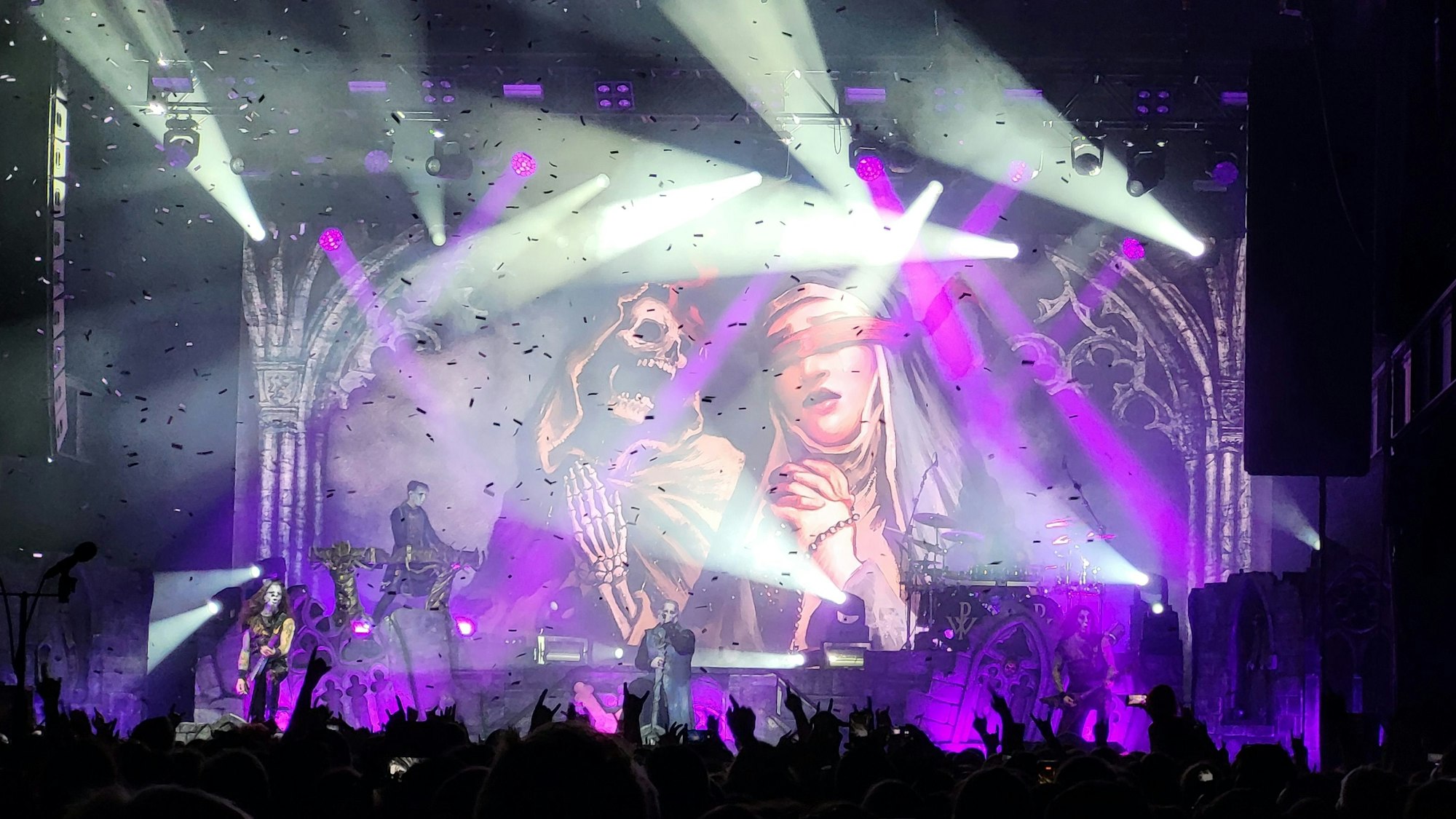 Spiel mit christlicher Symbolik: Die deutsche Metalband Powerwolf im Palladium.