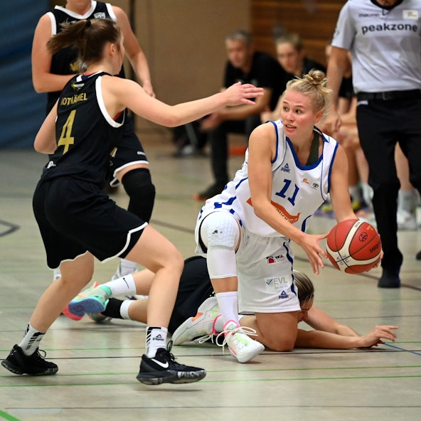 Basketball
BBZ Opladen - Jena
rechts: Leonie Schütter (Opladen)
Foto: Uli Herhaus