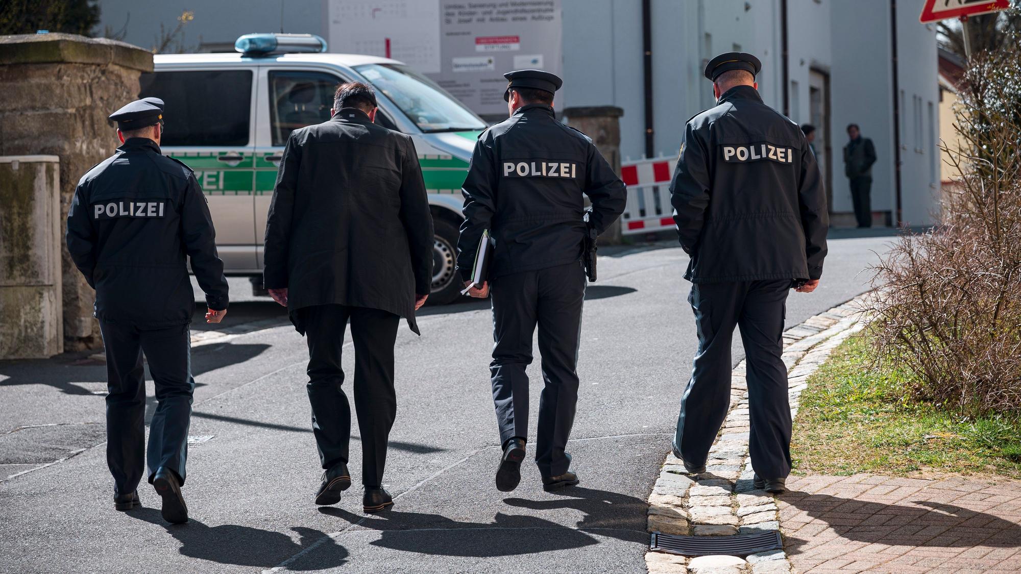 Einsatzkräfte der Polizei gehen in Richtung des Kinder- und Jugendhilfezentrums in Wunsiedel.