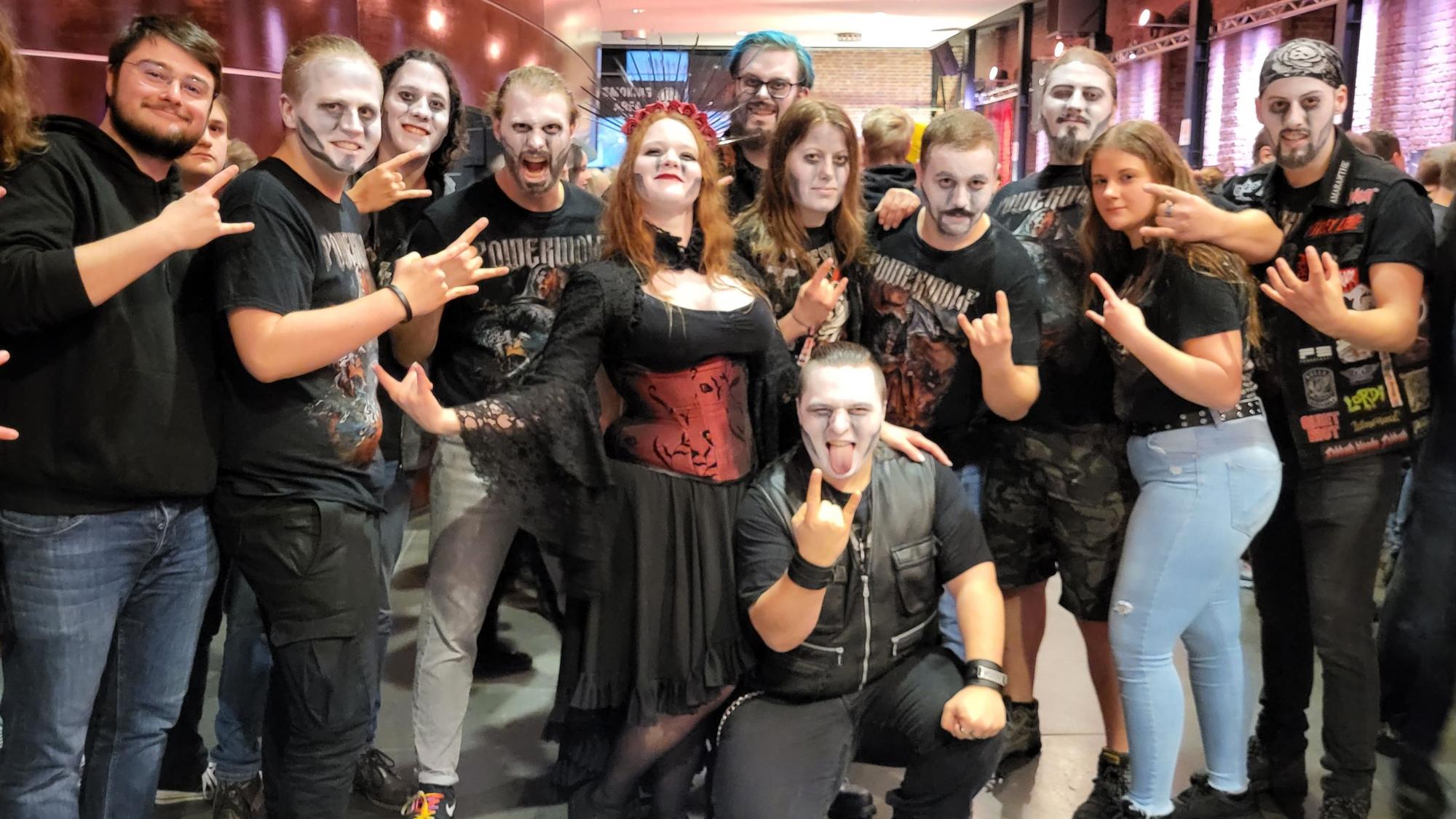 Ein Freundeskreis aus Köln und Neuss ahmt für das Konzert Powerwolf nach.