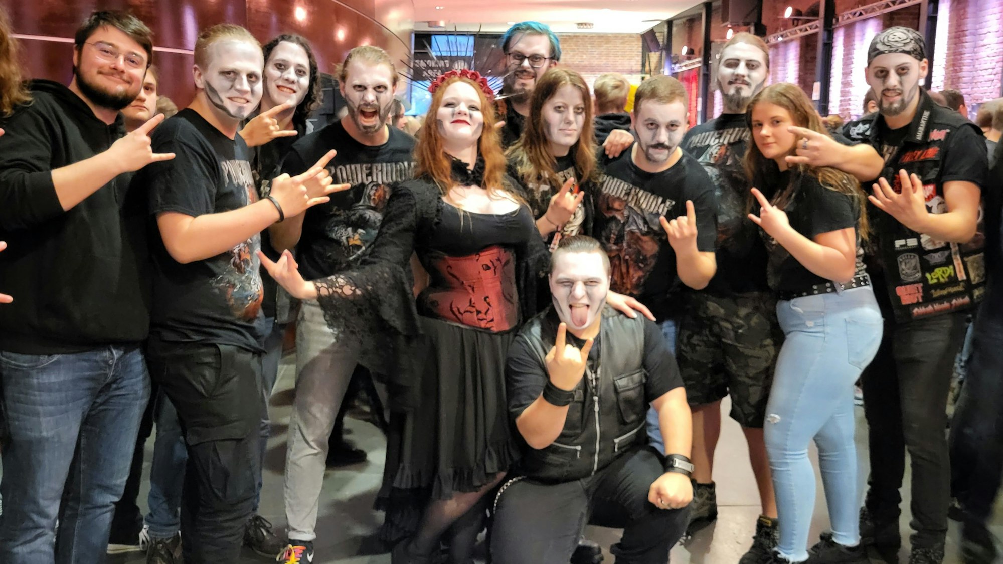 Ein Freundeskreis aus Köln und Neuss ahmt für das Konzert Powerwolf nach.
