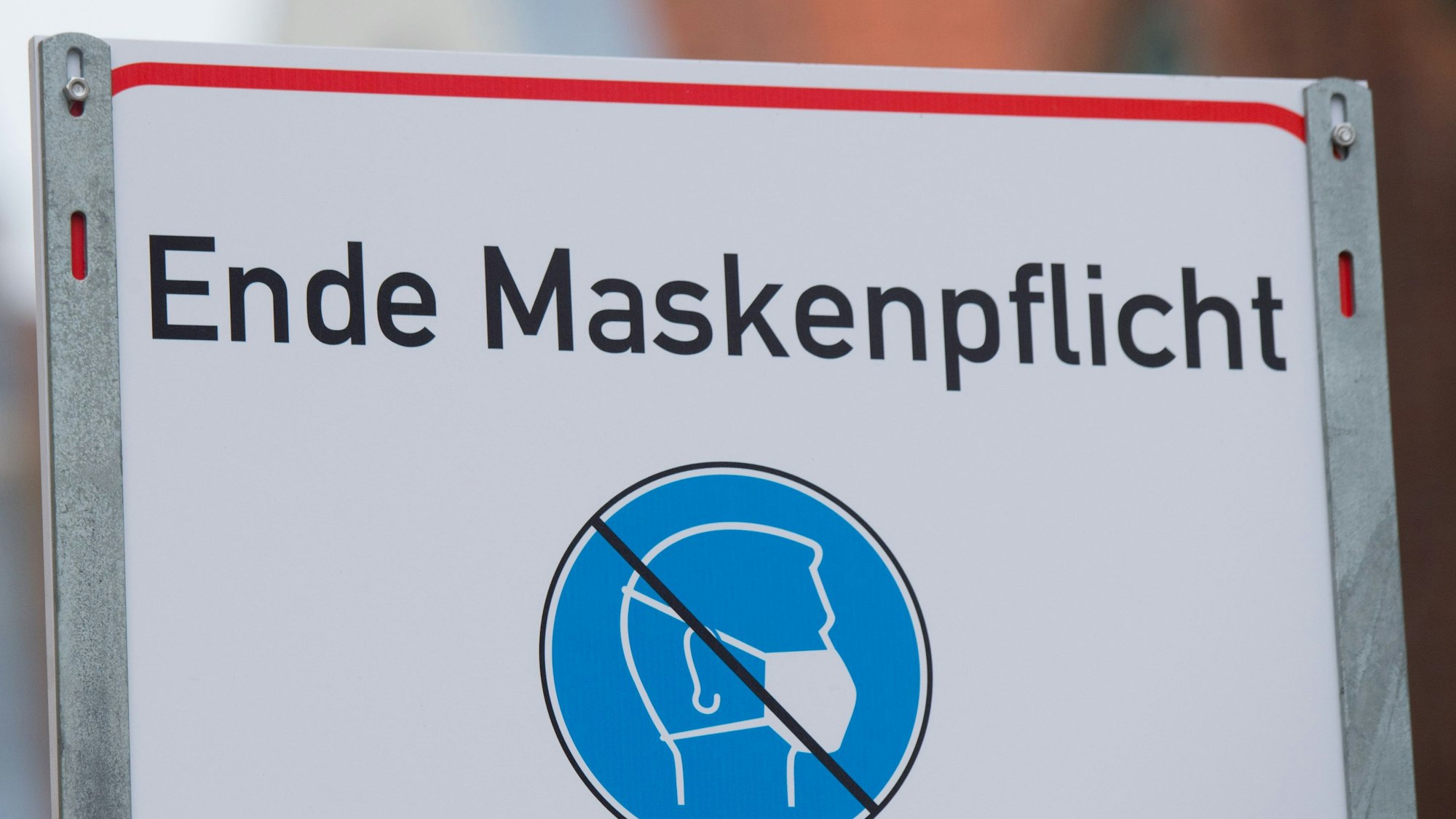 „Ende Maskenpflicht“ steht auf einem Schild.