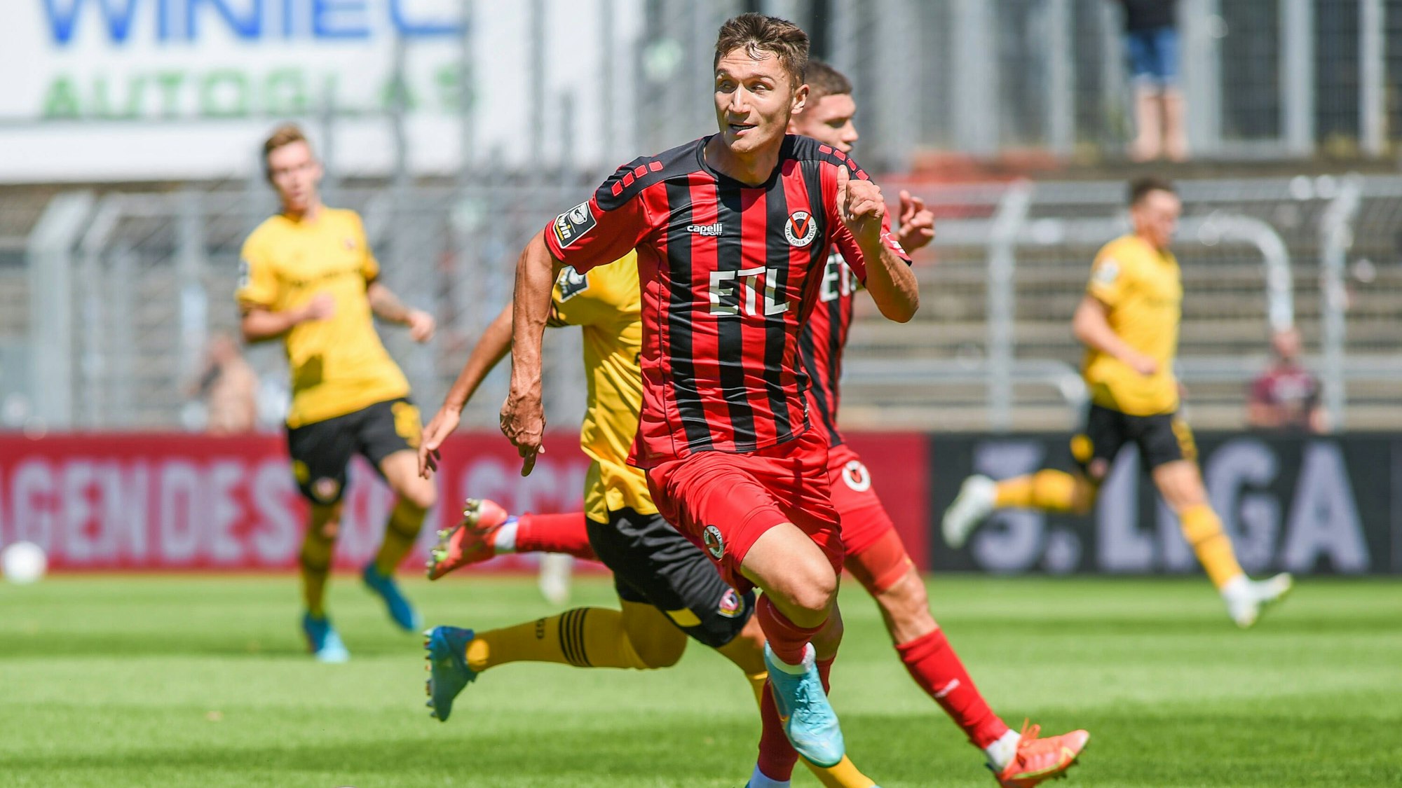 Christoph Greger Viktoria Köln, 15 am Ball, Spielszene, Aktion, Action, Spielszene, 13.08.2022, Köln Deutschland, Fussball, 3. Liga, FC Viktoria Köln - Dynamo Dresden, Fussball, 3. Liga, FC Viktoria Köln - Dynamo Dresden, DFB/DFL REGULATIONS PROHIBIT ANY USE OF PHOTOGRAPHS AS IMAGE SEQUENCES AND/OR QUASI-VIDEO. *** Christoph Greger Viktoria Köln, 15 on the ball, game scene, action, game scene, 13 08 2022, Cologne Germany , football, 3 league, FC Viktoria Köln Dynamo Dresden, football, 3 league, FC Viktoria Köln Dynamo Dresden, DFB DFL REGULATIONS PROHIBIT ANY USE OF PHOTOGRAPHS AS IMAGE SEQUENCES AND OR QUASI VIDEO xmhx