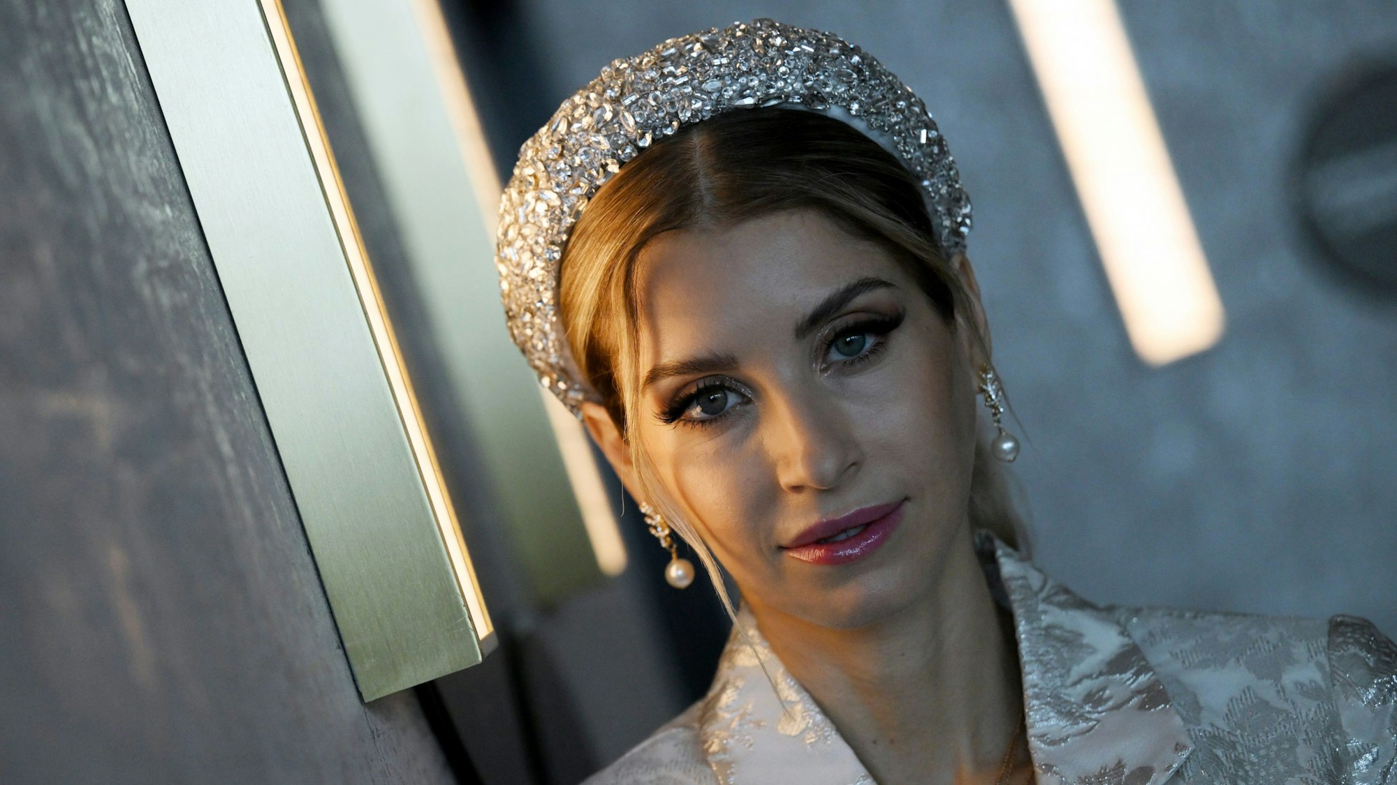 Cathy Hummels, Influencerin und Moderatorin, posiert für ein Fotoshooting in einer Hotellobby.