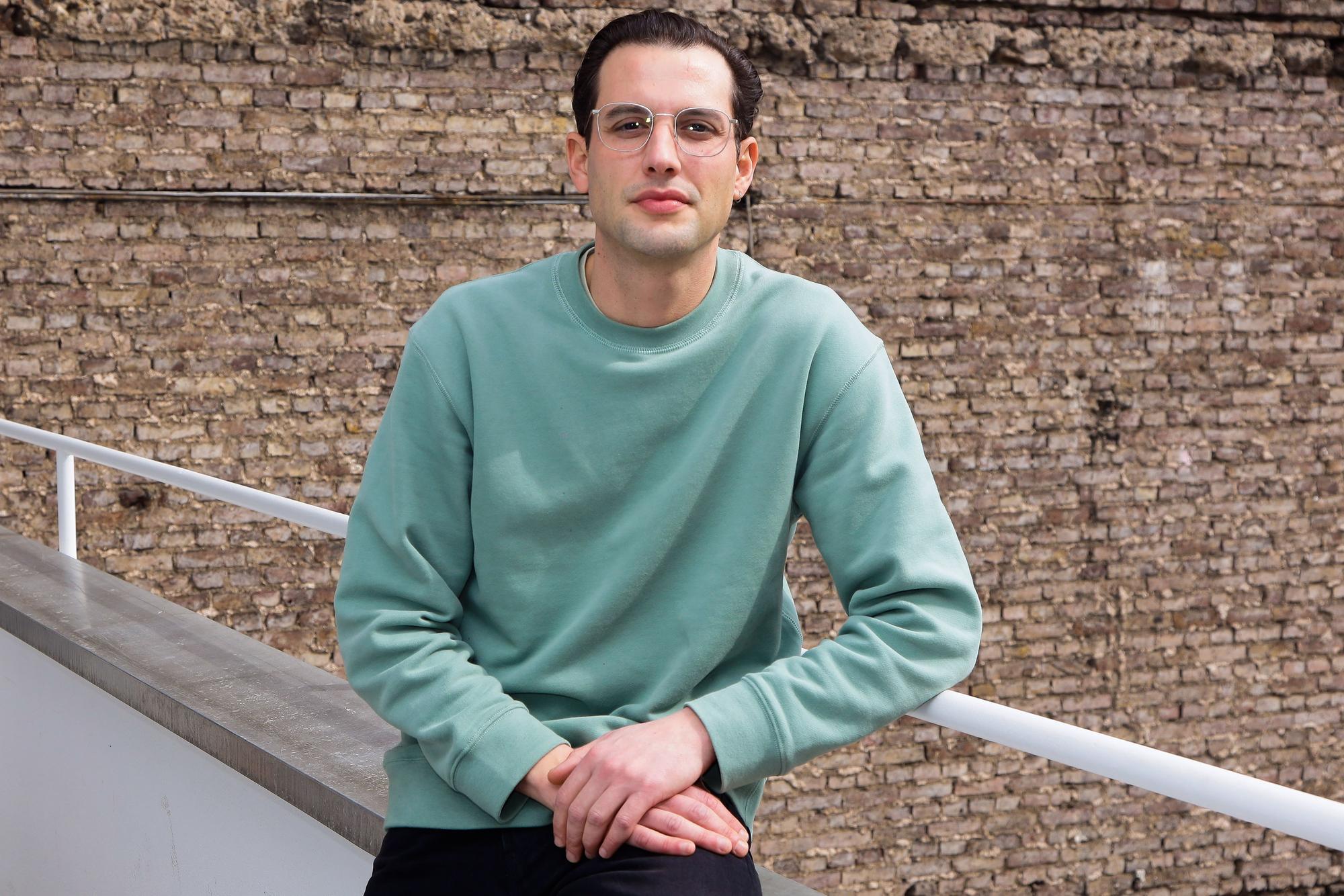 Michael "Mitch" Kastens ist einer der Gesellschafter von Dionysos Events GmbH, die die Poller Wiesen Partys ausrichten. Foto in den Büroräumen in der Lindenstrasse 17.