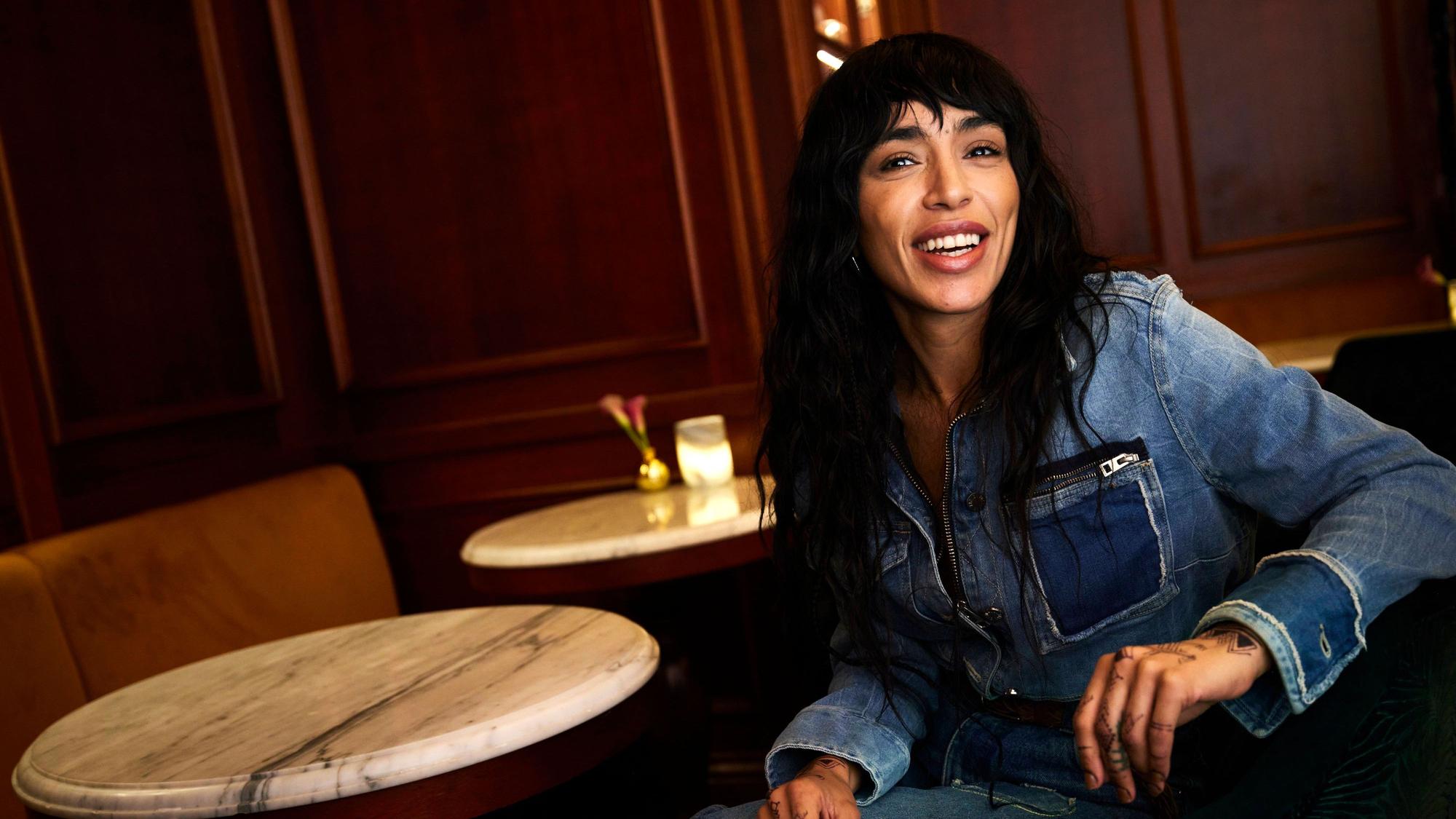 Loreen bei einem Interview im März 2023 in Stockholm. Sie lacht in die Kamera.