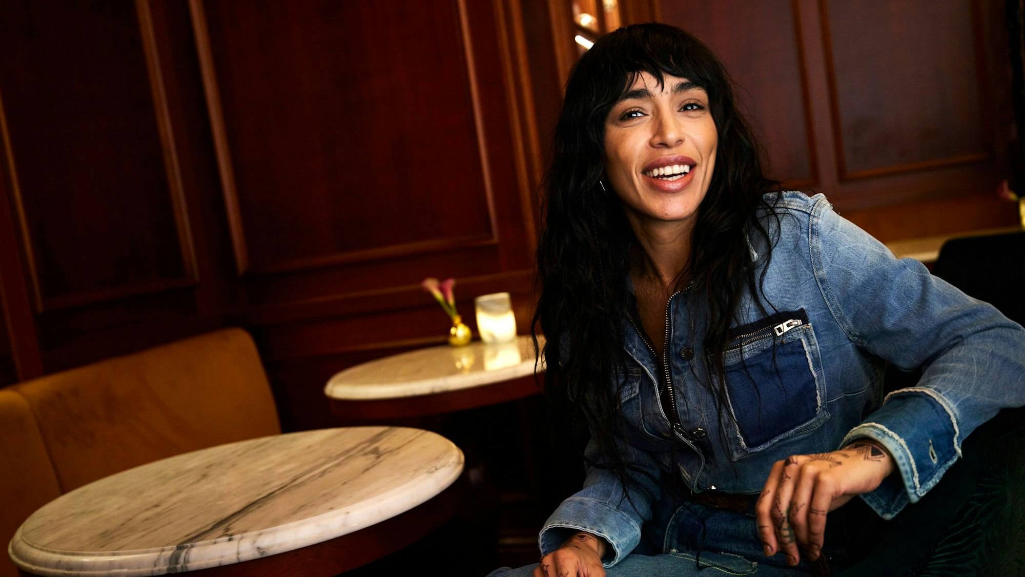 Loreen bei einem Interview im März 2023 in Stockholm. Sie lacht in die Kamera.