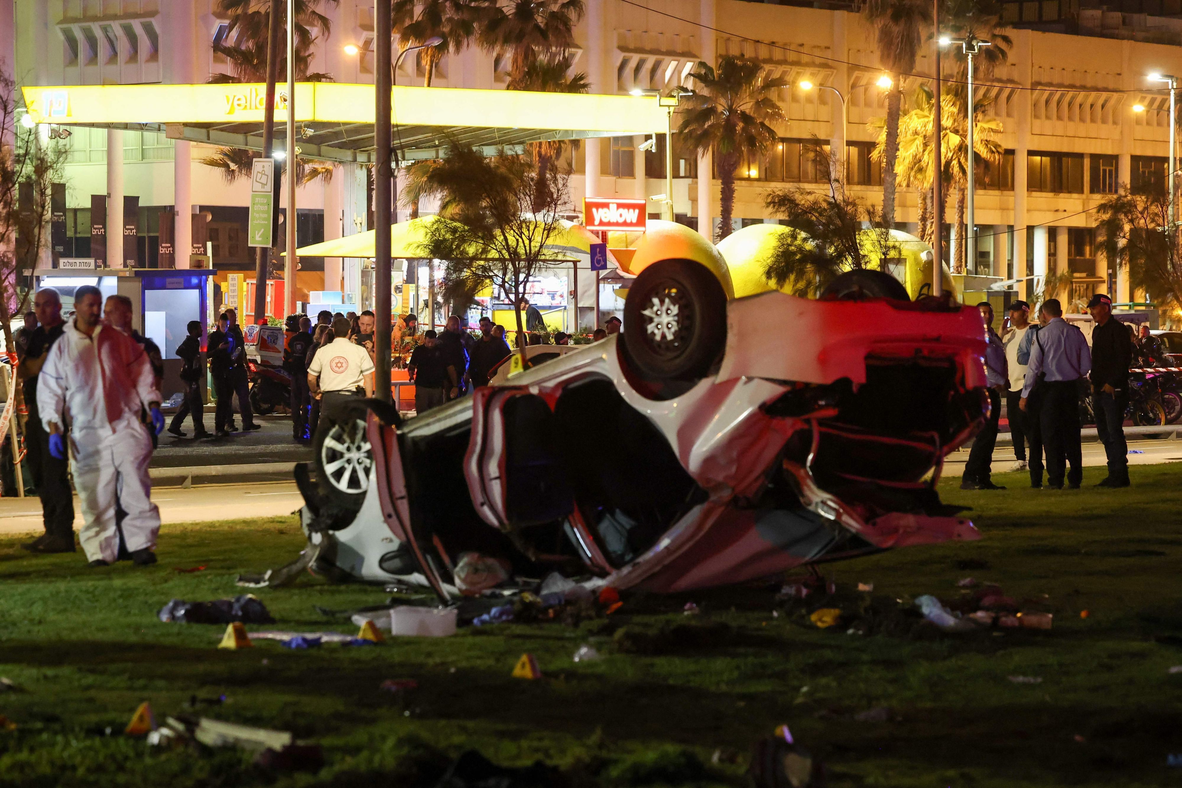 Bei einem Anschlag fuhr ein Attentäter mit einem Auto in eine Menschengruppe, ein italienischer Tourist wurde getötet.