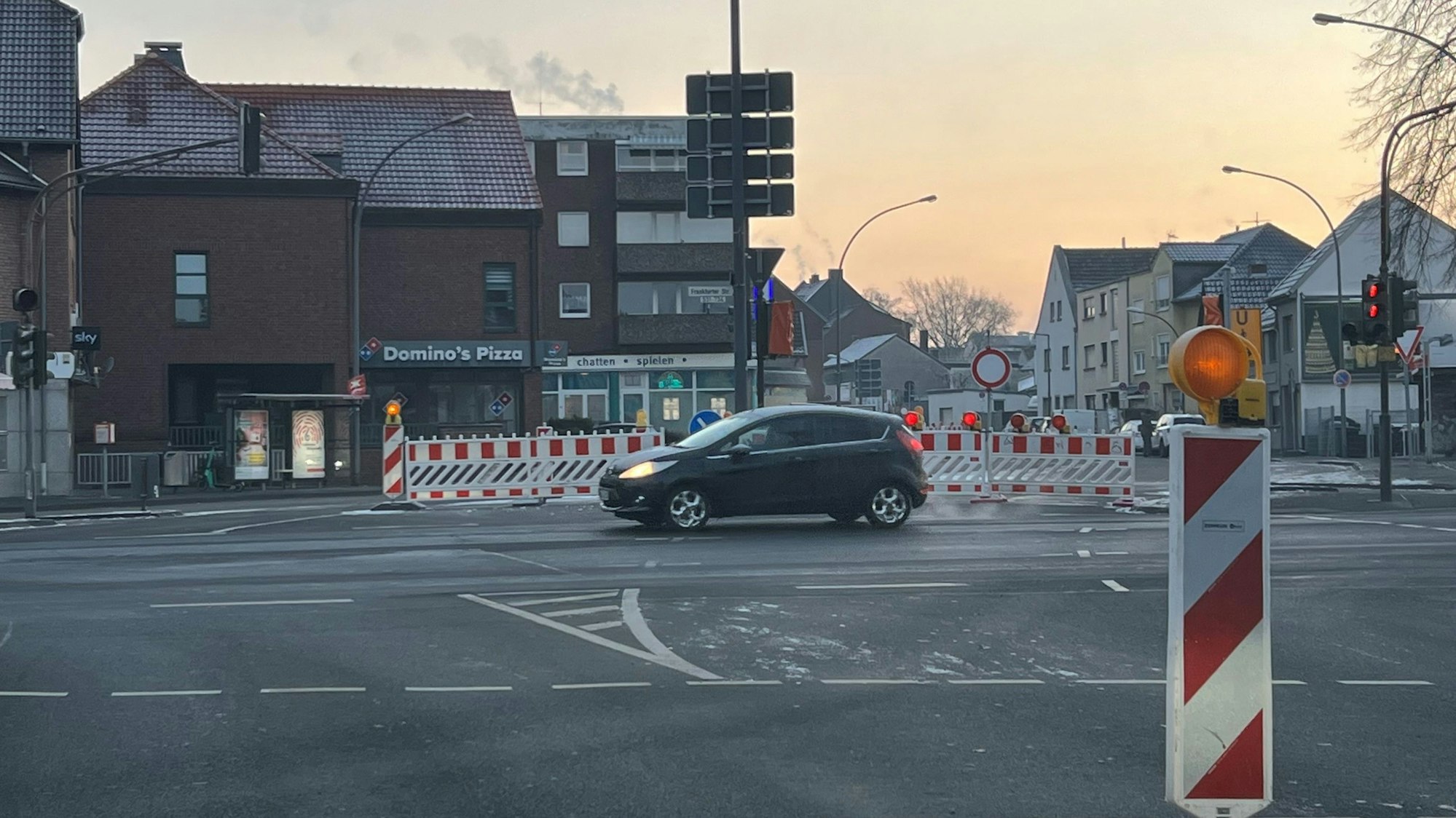 Kreuzung mit abgesperrter Baustelle