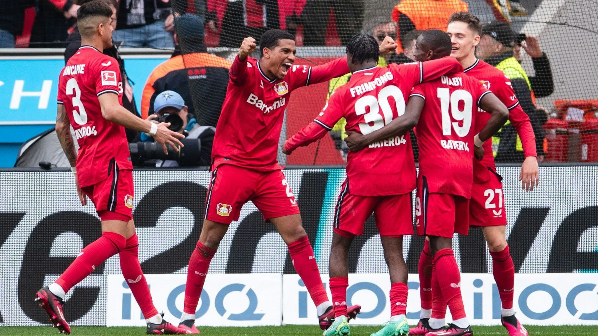 Bayer 04 Leverkusen: Jubel nach dem zweiten Werkself-Treffer durch Moussa Diaby.