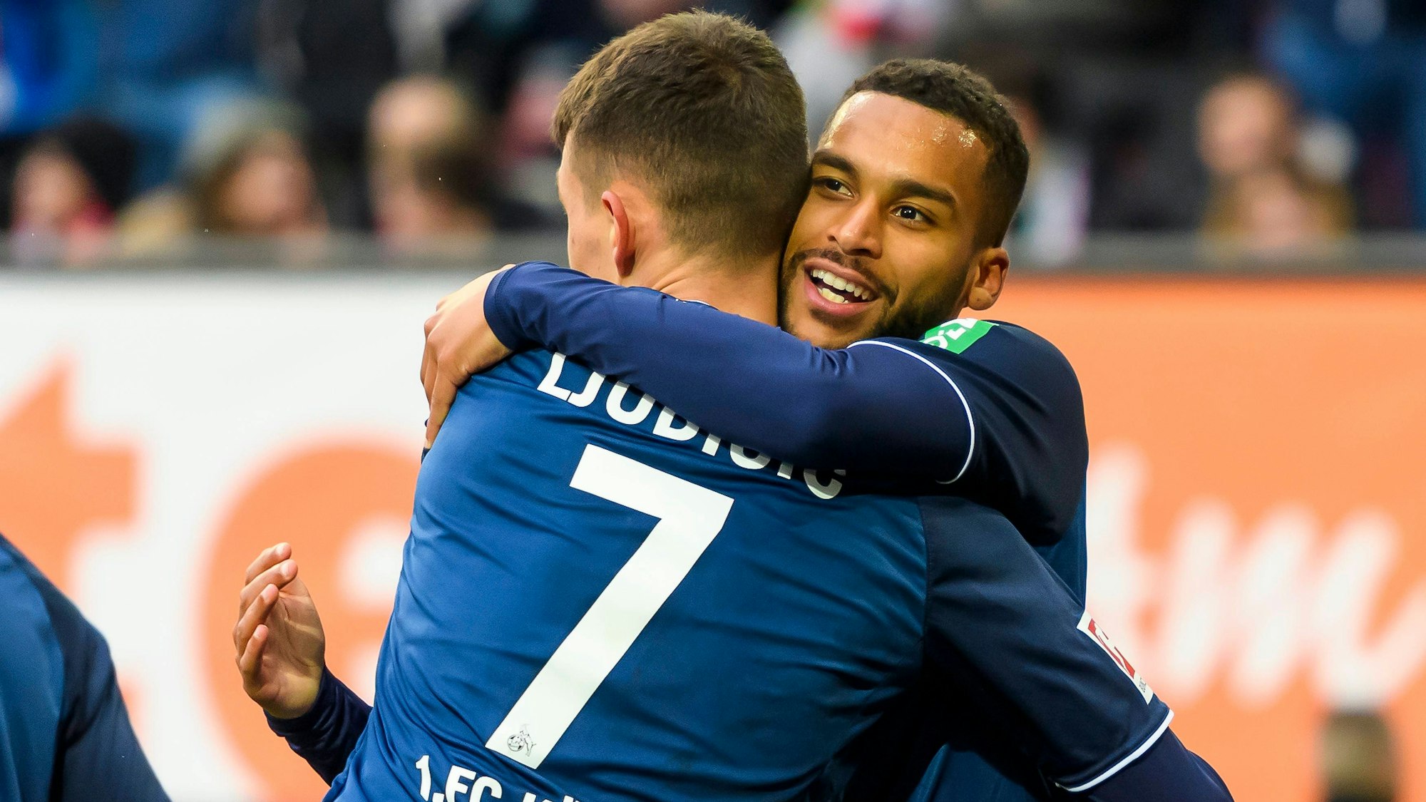 Ljubicic und Maina umarmen sich.