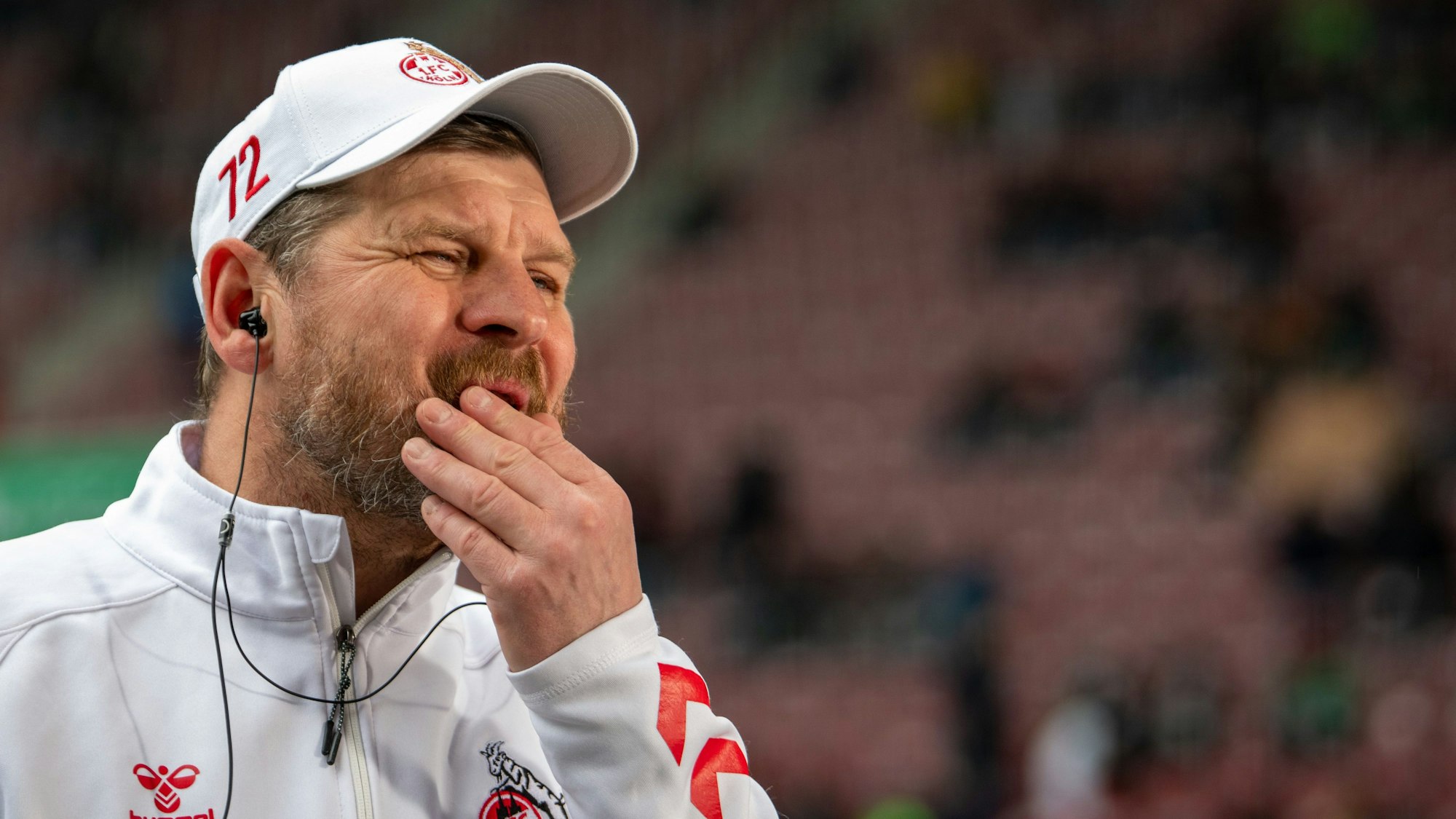 FC-Trainer Steffen Baumgart vor dem Spiel im Augsburger Stadion