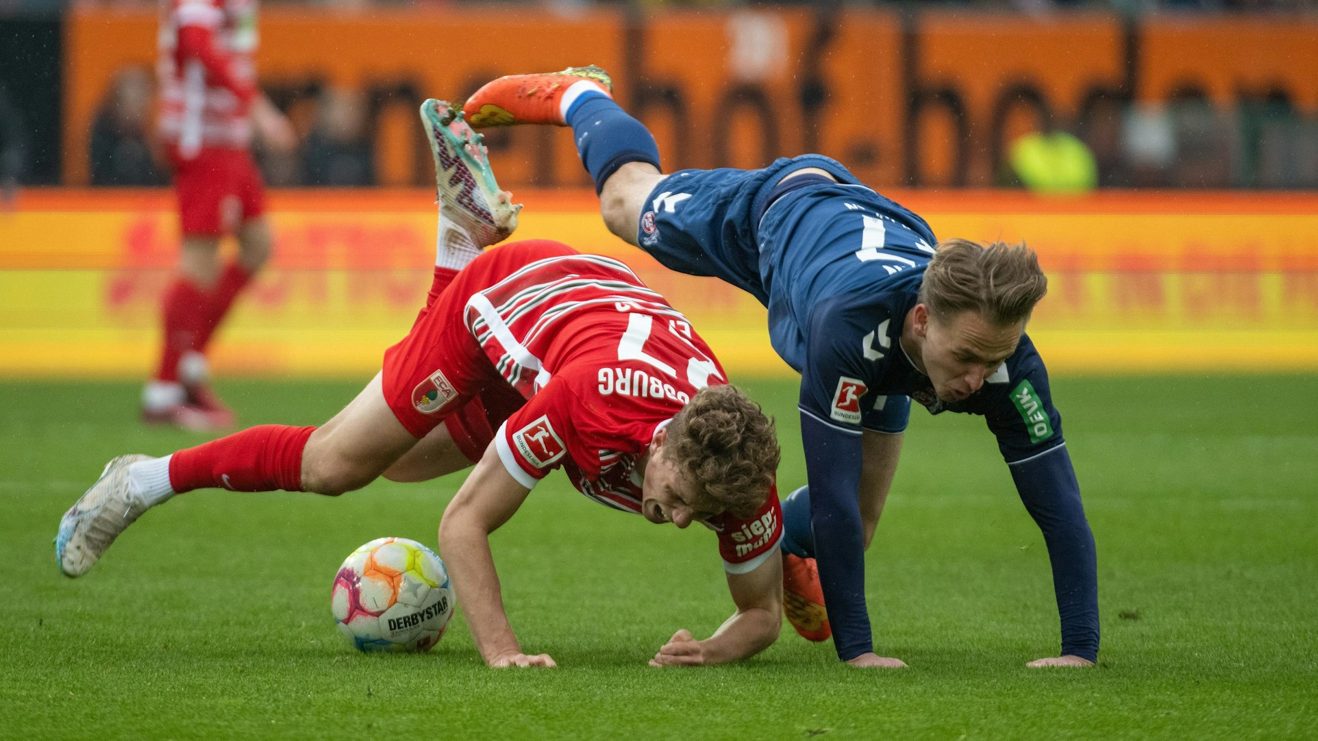 Kölns Mathias Olesen (rechts) fällt synchron mit Arne Engels.