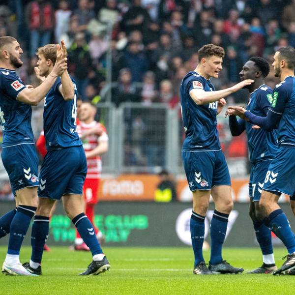 Die FC-Profis jubeln nach dem Führungstor in Augsburg.