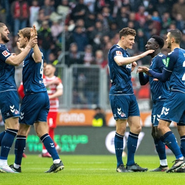 Die FC-Profis jubeln nach dem Führungstor in Augsburg.