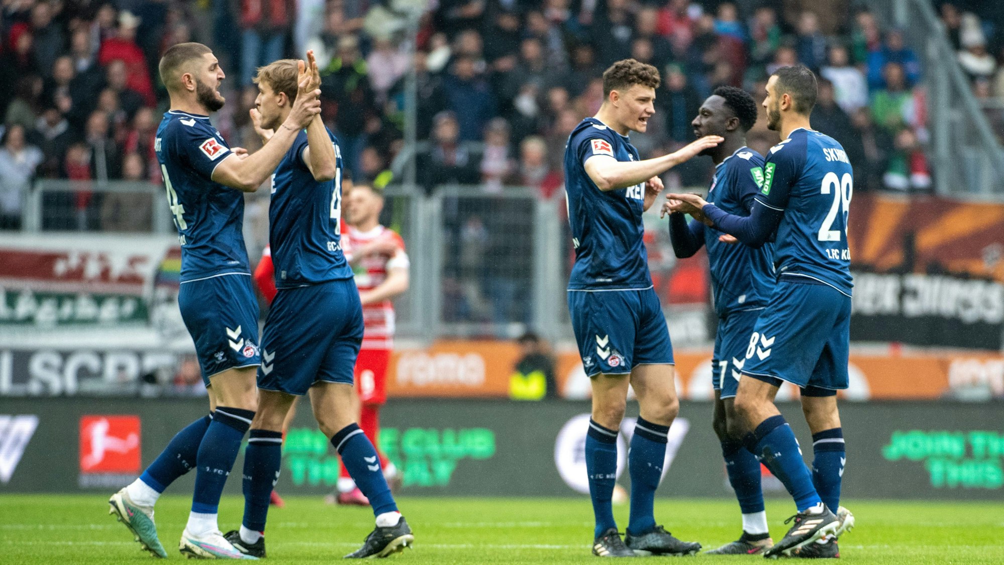 Die FC-Profis jubeln nach dem Führungstor in Augsburg.