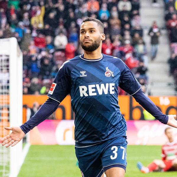 Linton Maina läuft nach seinem Treffer zum 3:1 zu den FC-Fans.