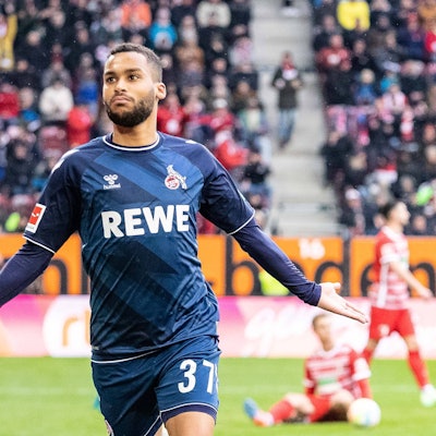 Linton Maina läuft nach seinem Treffer zum 3:1 zu den FC-Fans.