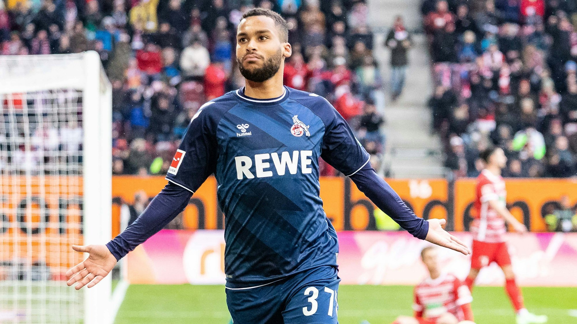 Linton Maina läuft nach seinem Treffer zum 3:1 zu den FC-Fans.