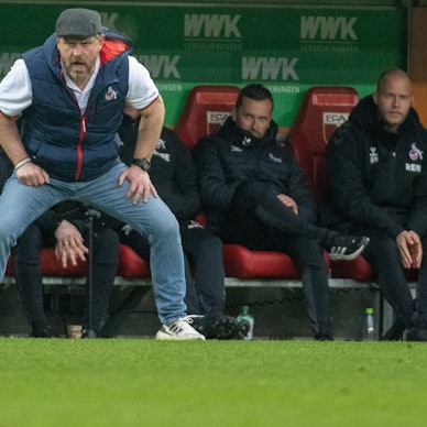 Kölns Trainer Steffen Baumgart gibt Anweisungen während des Spiels des 1. FC Köln beim FC Augsburg.