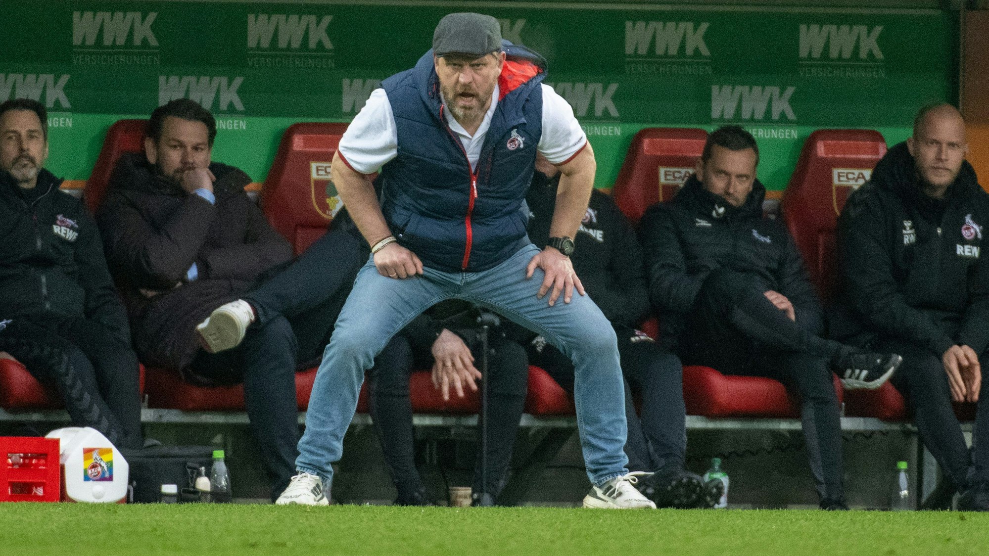 Kölns Trainer Steffen Baumgart gibt an der Seitenlinie Anweisungen.