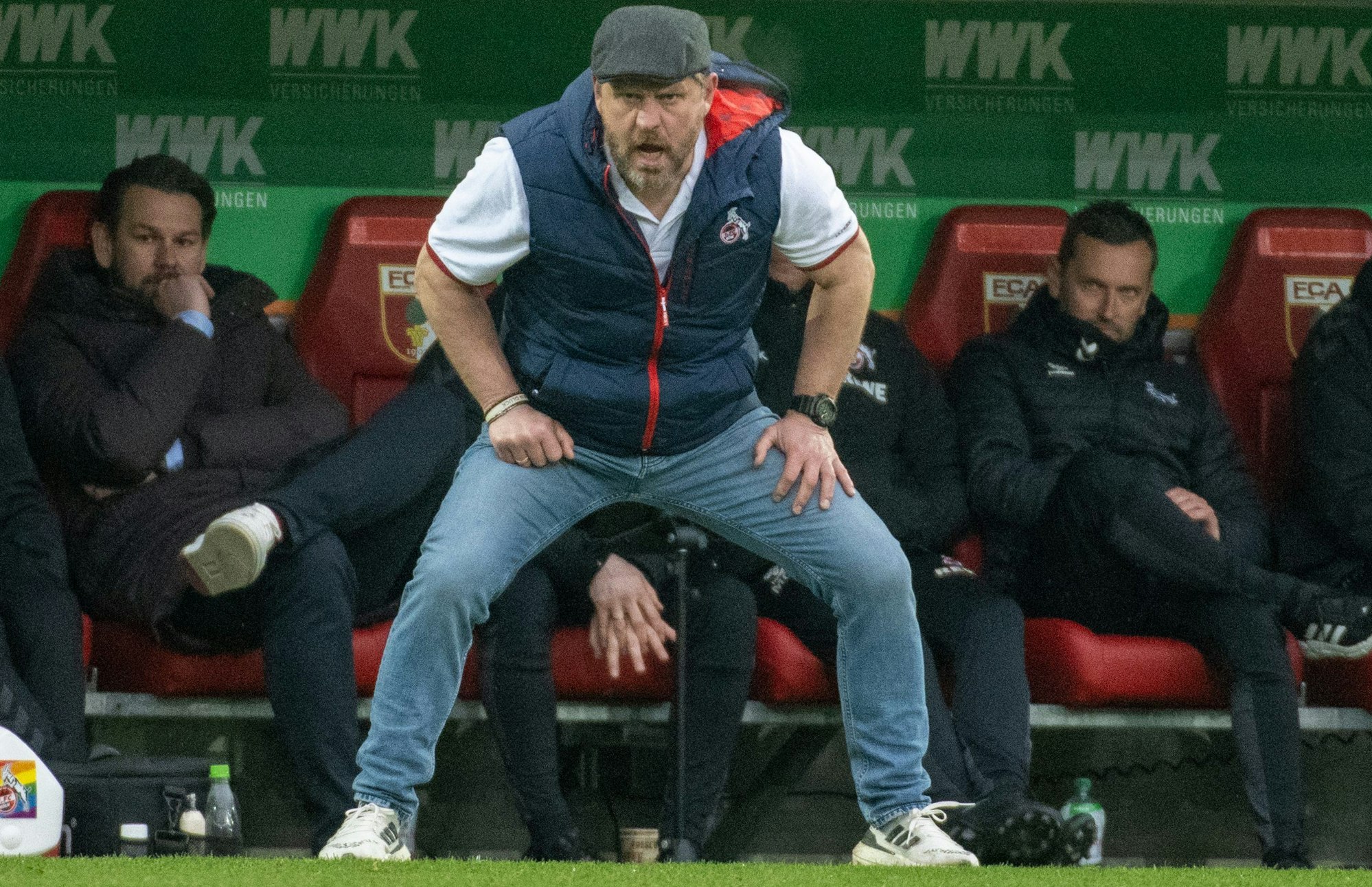 Kölns Trainer Steffen Baumgart gibt Anweisungen während des Spiels des 1. FC Köln beim FC Augsburg.