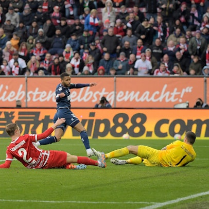 Linton Maina trifft zum 3:1 gegen den FC Augsburg
