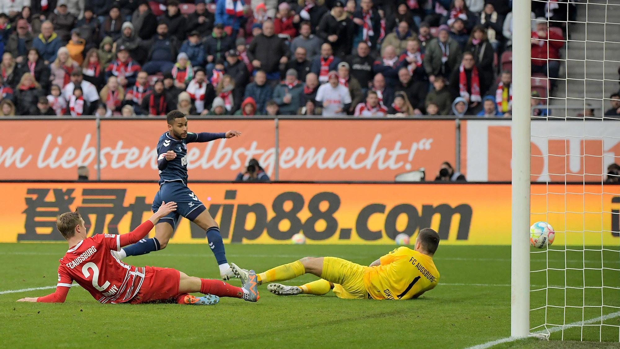 Maina schießt am zweiten Pfosten das 3:1, Gikiewicz und Gumny kommen zu spät