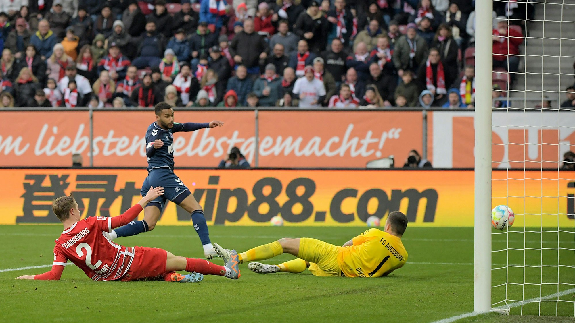 Maina schießt am zweiten Pfosten das 3:1, Gikiewicz und Gumny kommen zu spät
