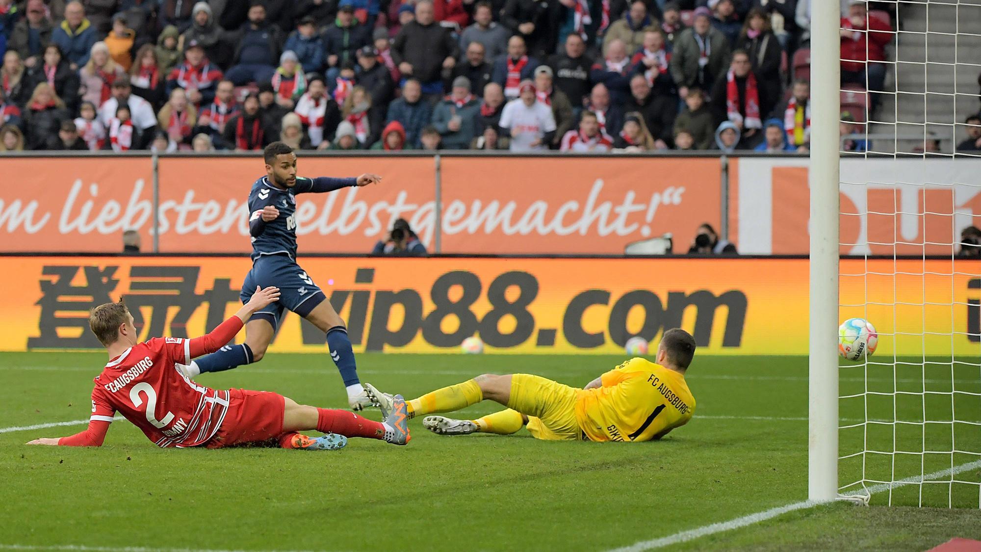 Linton Maina trifft zum 3:1 gegen den FC Augsburg