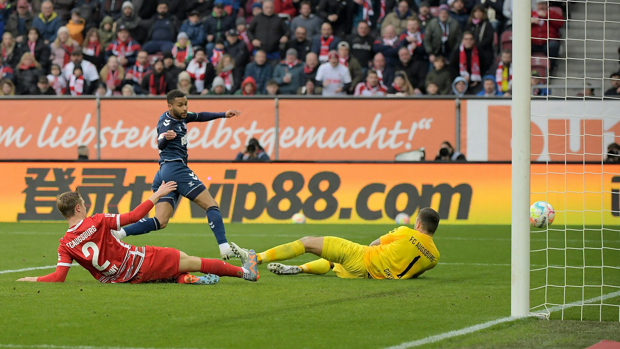 Linton Maina trifft zum 3:1 gegen den FC Augsburg