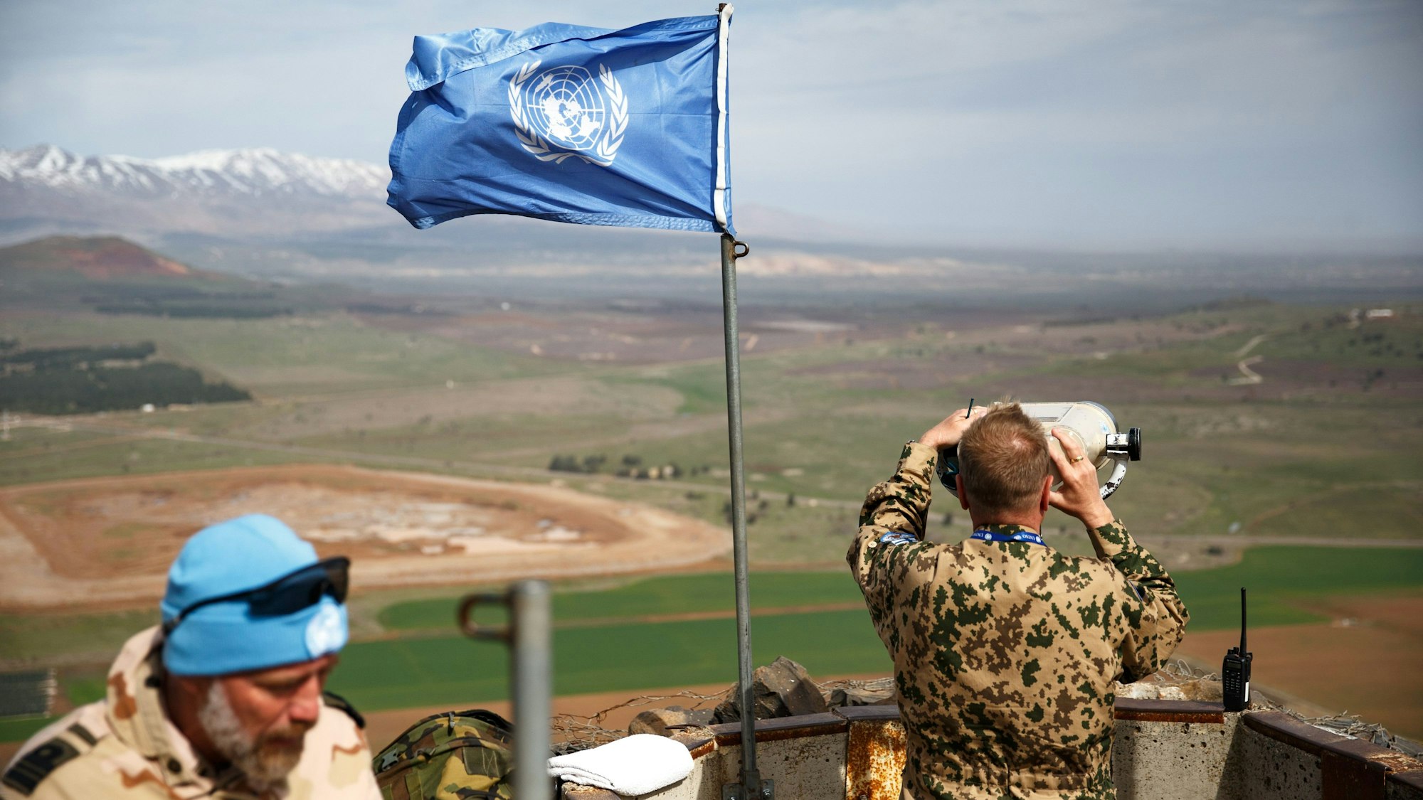 Zwei Mitglieder der United Nations Disengagement Observer Force (UNDOF) stehen auf einer Aussichtsplattform auf Berg Bental.