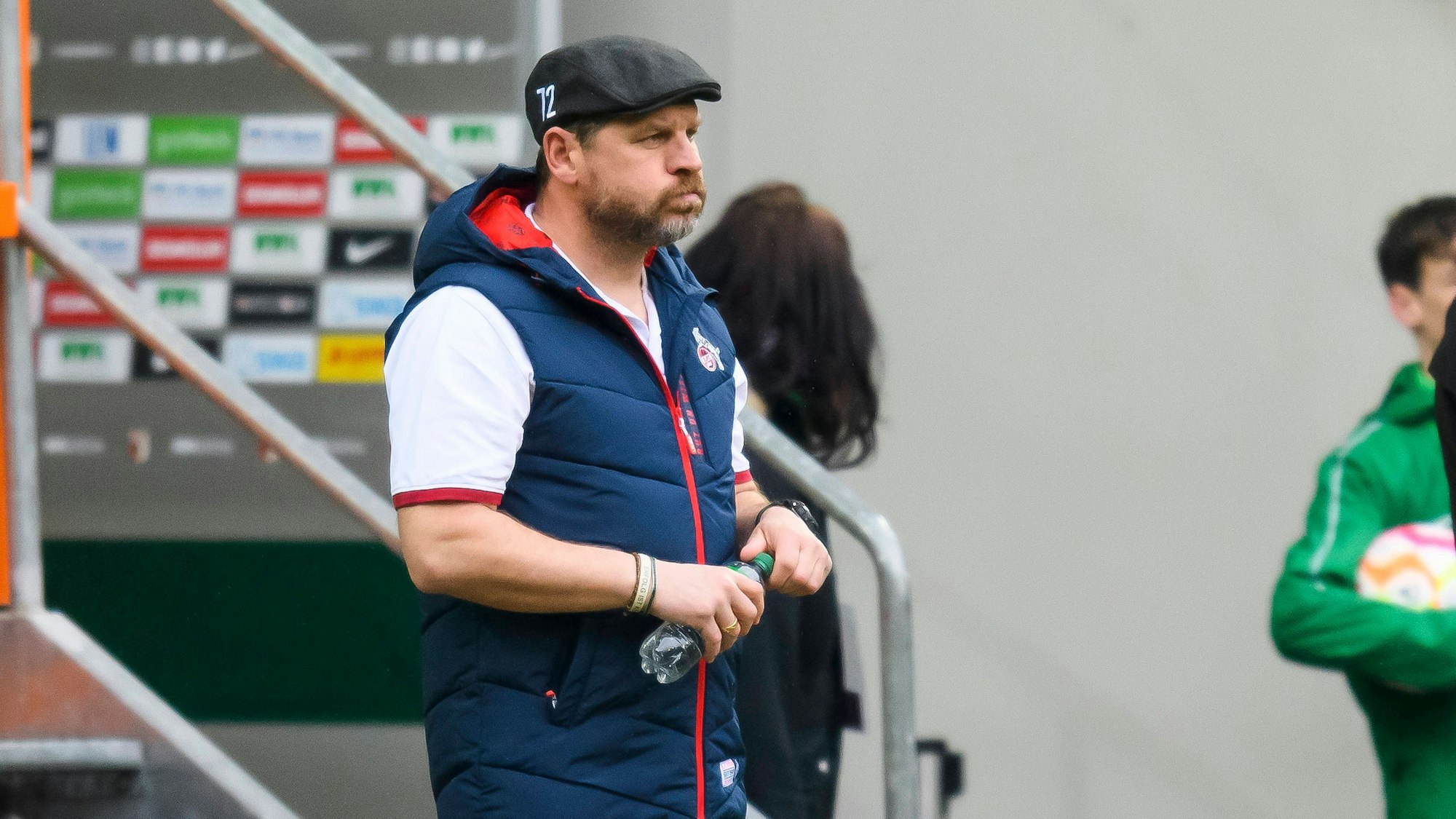 Steffen Baumgart nimmt am Seitenrand einen Schluck aus der Flasche.
